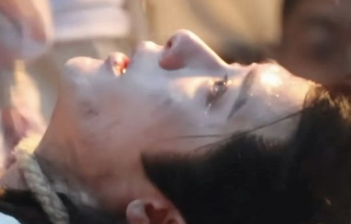 檀健次的随性造型与其在剧中的车裂戏份有何反差？