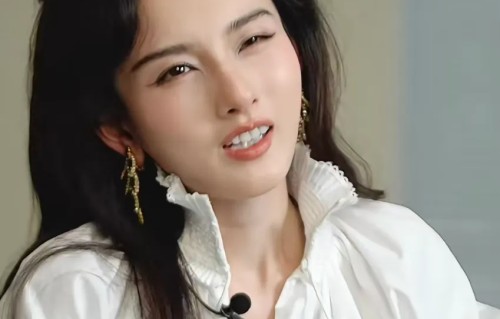 宋祖儿状态惹人担忧，自曝凌晨4点吃零食，被怀疑饿一天不吃东西