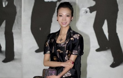 15 年过去了，那个摔成终身残疾、令张艺谋愧疚一生的女人还好吗？
