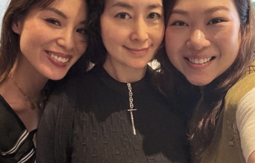 63岁何超琼过母亲节，与干女儿合照瘦了不少，抱着干外孙面容慈祥|闺蜜|老太|杨颖欣|外孙女