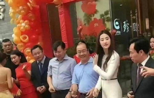刘亦菲现身小县城参加商场活动，这身板真挺拔，身材绝绝子！