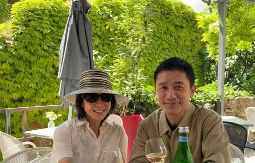 太会宠！刘嘉玲选静谧小镇度假，精准拿捏梁朝伟喜好，状态绝了
