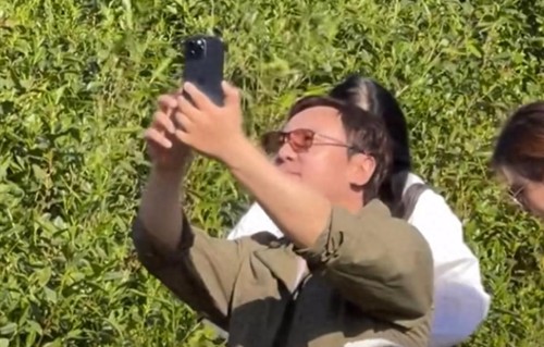 沈腾陪妻儿江苏度假，偷懒让8岁儿子划船，王琦放声大笑一脸幸福 