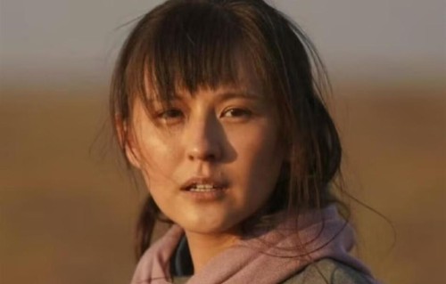 刚官宣暂退娱乐圈仅一天，热依扎路边热聊被拍，小腹隆起被疑二胎