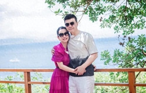 嫁对人的秦海璐又嫩了！47岁穿玫红裙似少女，躲在老公怀中好娇羞 