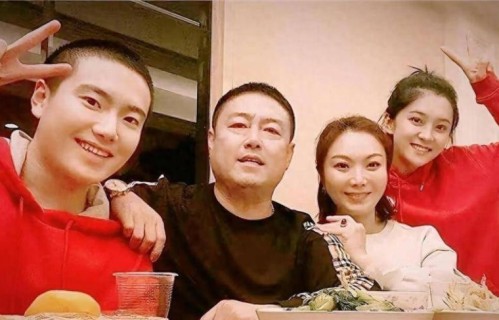 两次嫁给梁靖崑，退圈安心照顾两个儿子，如今丈夫成为大学教授