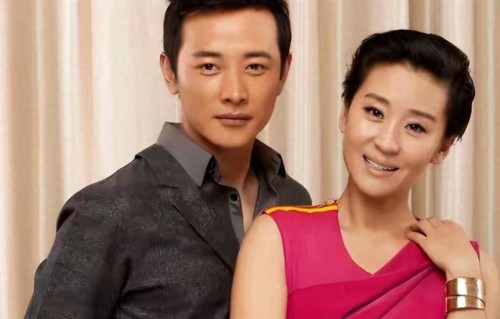 如今开私人飞机、嫁百亿富豪，那个被她甩了的男人怎么样了？