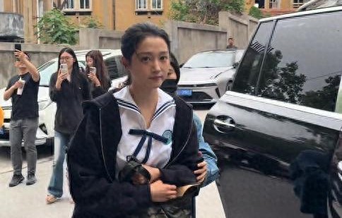 关晓彤亮相活动，神态疲惫卖萌惹热议|李昀锐|华策|表情包|镜头|扎心