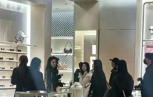 38岁刘亦菲现身三里屯LV店，集美貌与气质一身，感情生活成谜！