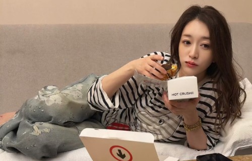 李小冉凌晨啃蛋挞怼脸拍状态佳