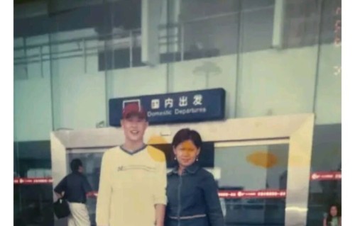 小沈阳庆祝与沈春阳结婚22周年！相爱27年零绯闻，恩爱到连女儿都嫉妒