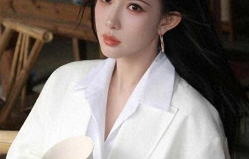 孟子义变得越来越清秀了，黄色短裙搭配白色衬衣尽显制服风韵！