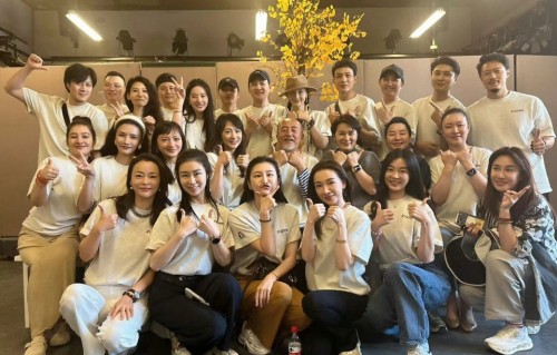 刘亦菲素颜出席北电同学会，白衬衫牛仔裤扎马尾，网友：毕业20年还是“刘十八”