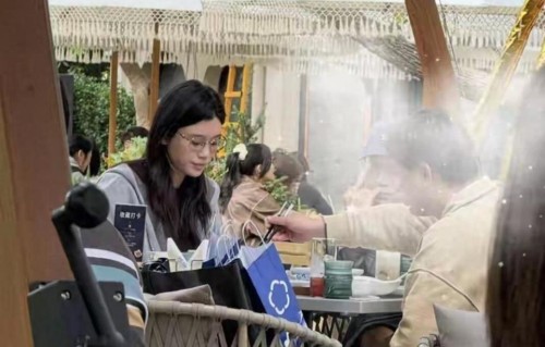 奚梦瑶上海华山路吃饭被偶遇，戴金属框眼镜素颜也很美！ ​