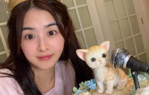张含韵晒37岁生日，樱花树下好粉嫩，新歌配麻辣烫就是最佳礼物|酸酸甜甜就是我|比耶|生日帽|草莓|猫咪