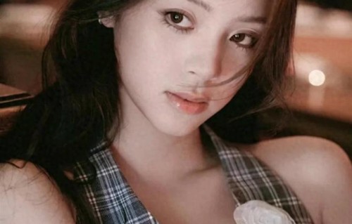 欧阳娜娜全屏手机壁纸：吊带格子裙，文艺又美丽