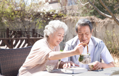 两性关系：60岁后，女人愿意让你抱、让你亲，意味着心防彻底瓦解