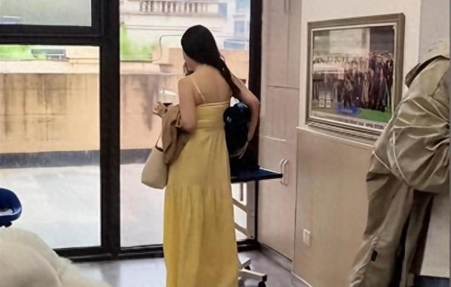 霍思燕杜江西安被偶遇！吊带裙勒出副乳太尴尬，头发毛躁被疑男扮女装