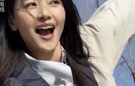 46岁高圆圆潍坊拍戏归来，素颜放风筝撒欢跑，这才是真正冻龄女神 