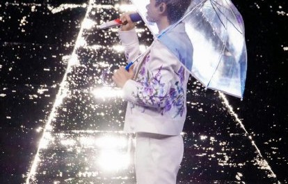 演唱会结束后，张杰本人和粉丝们是如何看待这次‘雨中演唱会’的？|舞台|情感|风雨|荧光棒|歌声