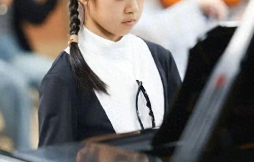 54岁汪峰罕见晒4个子女同框照，带孩子们支持与章子怡所生女儿醒醒演出；曾在节目中回答宁静：家里人口不复杂，喜欢小孩，陪伴最重要 