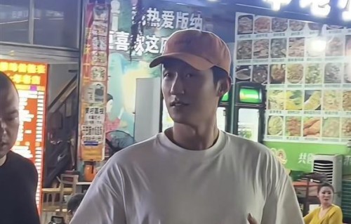 黄景瑜夜晚街边被偶遇，不愧是大明星，身后跟了一群路人拍视频