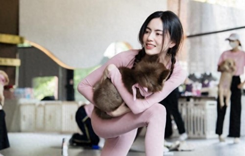 泰国演员黛薇卡穿着粉色瑜伽裤美拍，粉粉嫩嫩的少女纯欲动人