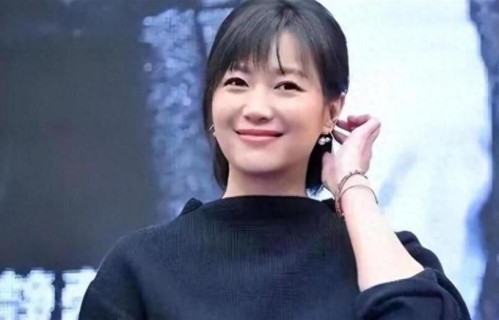51岁徐静蕾在美国超市被偶遇，胖到不敢认！旁边黄立行也老了