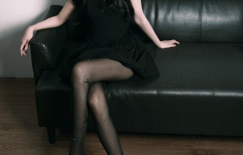 周雨彤黑裙杀疯了！纯欲风穿搭直接封神 