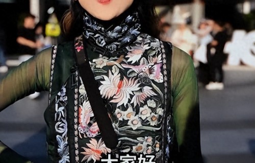67 岁杨丽萍现身西湖，满脸岁月痕迹，超长指甲反差拉满 