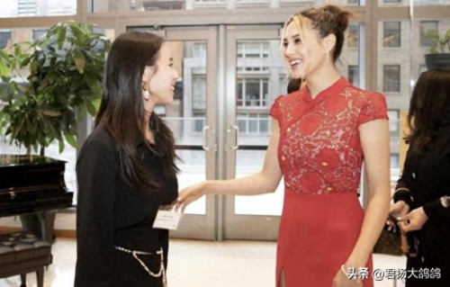 谷爱凌比基尼趴躺椅身材性感，何超欣坐莲绝美，放开就是不一样 