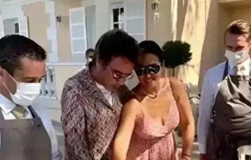 巩俐和老公在法国街头秀恩爱，吊带连衣裙，显得丰满又野性 ​​​