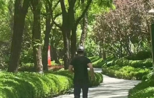 53岁段奕宏健身被偶遇，住在北京顶级豪宅，小区绿化超好像公园