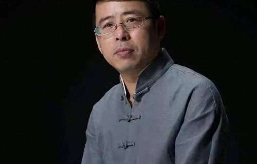 58岁主持人阿丘近况曝光，住破旧屋子，身材发福，出轨离婚晚年生活凄凉