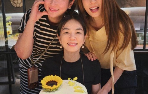 Ella45岁生日，Selina、Hebe合体庆祝！S.H.E同框照引爆回忆杀