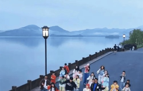 知名男星凌晨5点多在西湖跳舞！背景美成水墨画：不愧是江南