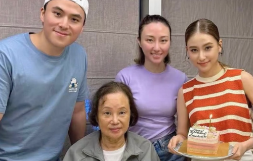 何超莲晒5月三房全家福近照 72岁三太素颜出镜隔空祝福何猷君大婚