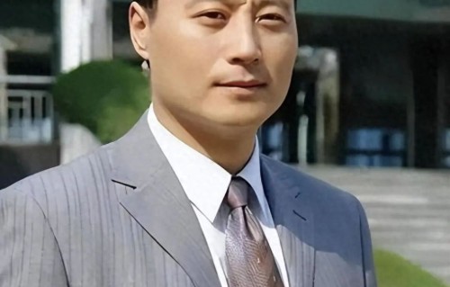 56岁任程伟近况曝光！娶大学同学黄蕾生2个女儿，如今婚姻很幸福 
