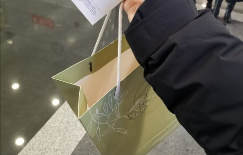 郑秀晶收到礼物后是怎么和工作人员分享的？|None|中国|北京市|首都机场|粉丝