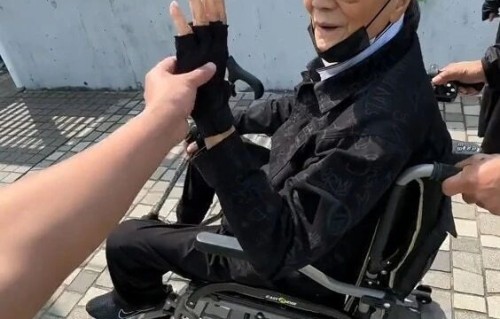 89岁谢贤前女友曝分手内情，年差49岁爷孙恋告终，频谈旧情惹争议