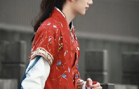为什么丁程鑫的此次古装造型能引发粉丝大规模“催递古装本子”的热潮？