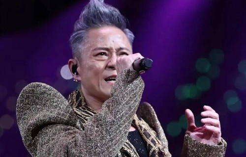 草蜢组合举办40周年演唱会，成员蔡一杰自曝患脑癌已扩散，现场含泪表示不会放弃治疗，要把人生画到极美