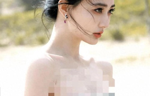 徐璐盘发画精致妆容，一袭抹胸礼服裙，肤白貌美身材更是超顶