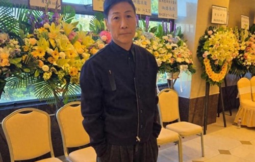 香港男星的母亲安详离世，灵堂布置肃穆，众多港圈好友送花悼念