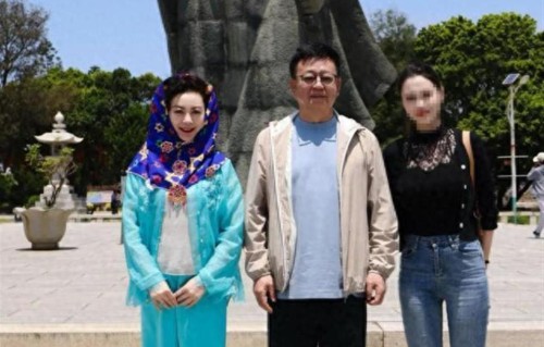 朱军夫妻福建出游被偶遇，56岁谭梅头上裹着特色纱巾，美得像30岁