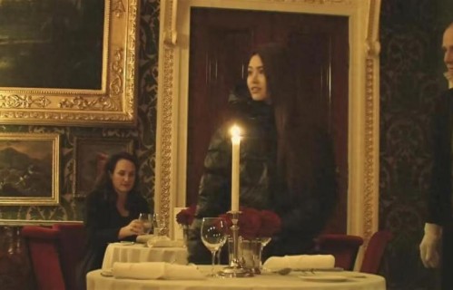 周杰伦公开10年前求婚视频，一屋人表演求婚，昆凌被求婚感动到哭