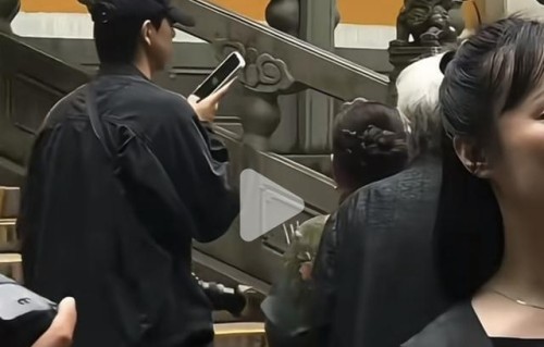 李现灵隐寺被偶遇,帮路人拍立得,这精力太旺盛了?