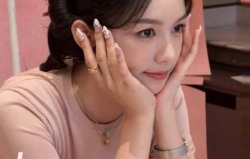 周也芭蕾舞鞋美甲出圈，暗藏新剧宣传巧思