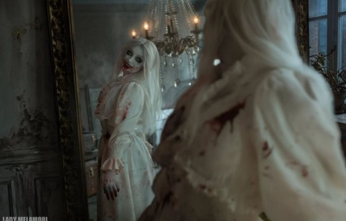 圆润酥胸加翘臀！美女Cos丧尸与格蕾丝