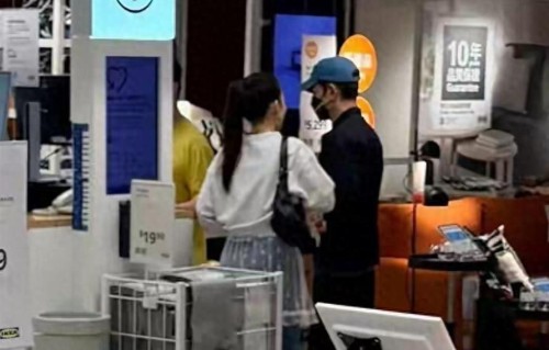 郭富城逛平价家具店，细心举动尽显温柔，方媛一旁玩手机全程陪逛